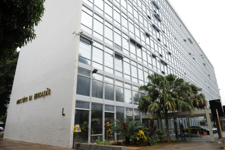 Ministério da Educação descarta cancelamento do Enem após vazamento de imagens